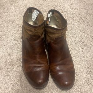 Ugg- size 7- brown leather/suede booties